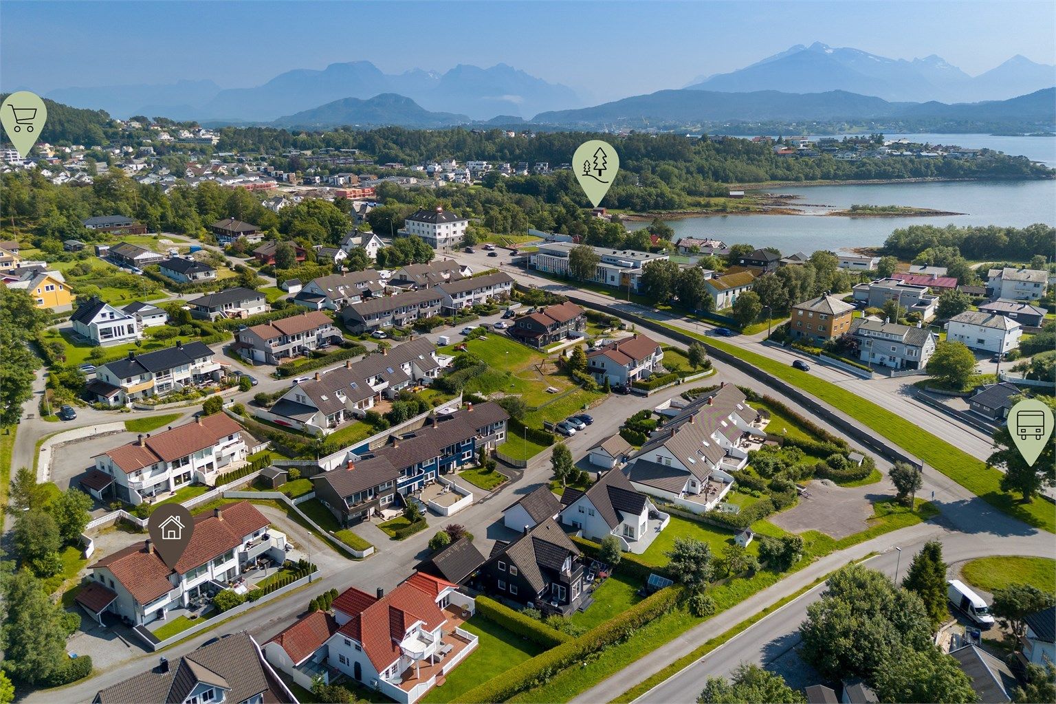 Leiligheten har en ettertraktet beliggenhet, midt mellom bysentrum og handelssentrummet på Moa. Her får man kort veg til både busstopp, badeplass og rekreasjonsområde, dagligvarebutikk, turmuligheter og mye mer