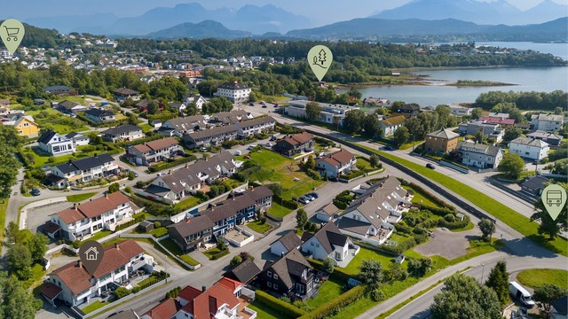 Leiligheten har en ettertraktet beliggenhet, midt mellom bysentrum og handelssentrummet på Moa. Her får man kort veg til både busstopp, badeplass og rekreasjonsområde, dagligvarebutikk, turmuligheter og mye mer