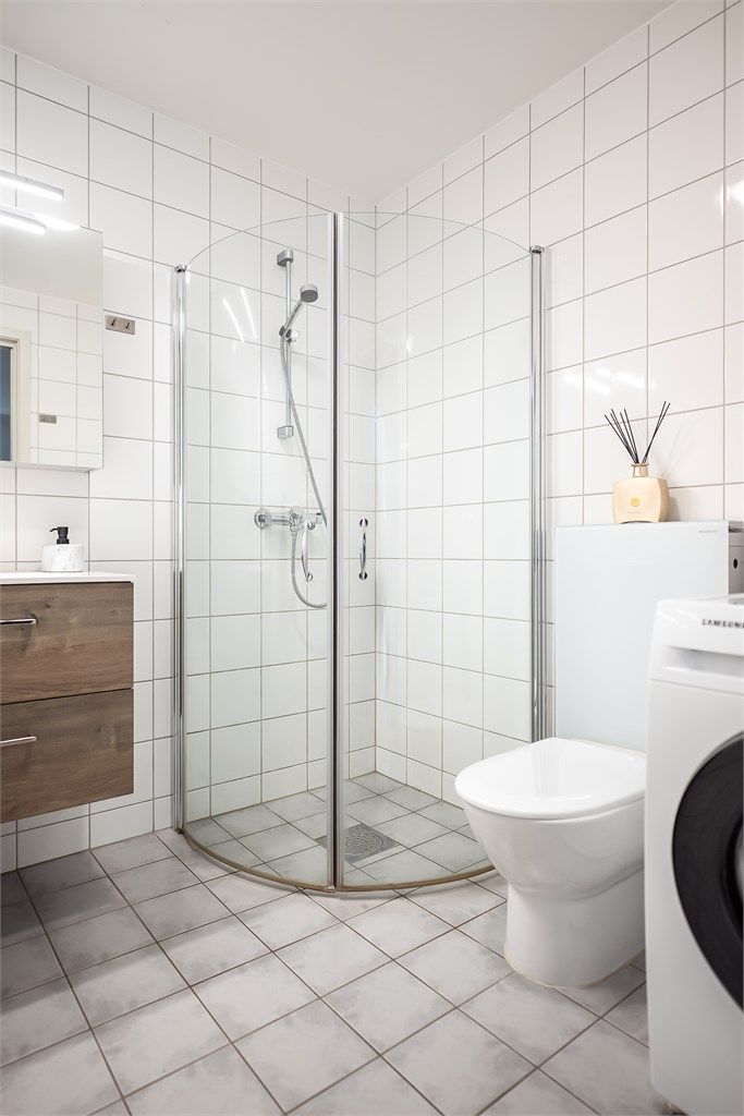 Badet er videre utstyrt med servantskap med overskap og speil med lys, toalett og dusjhjørne.
