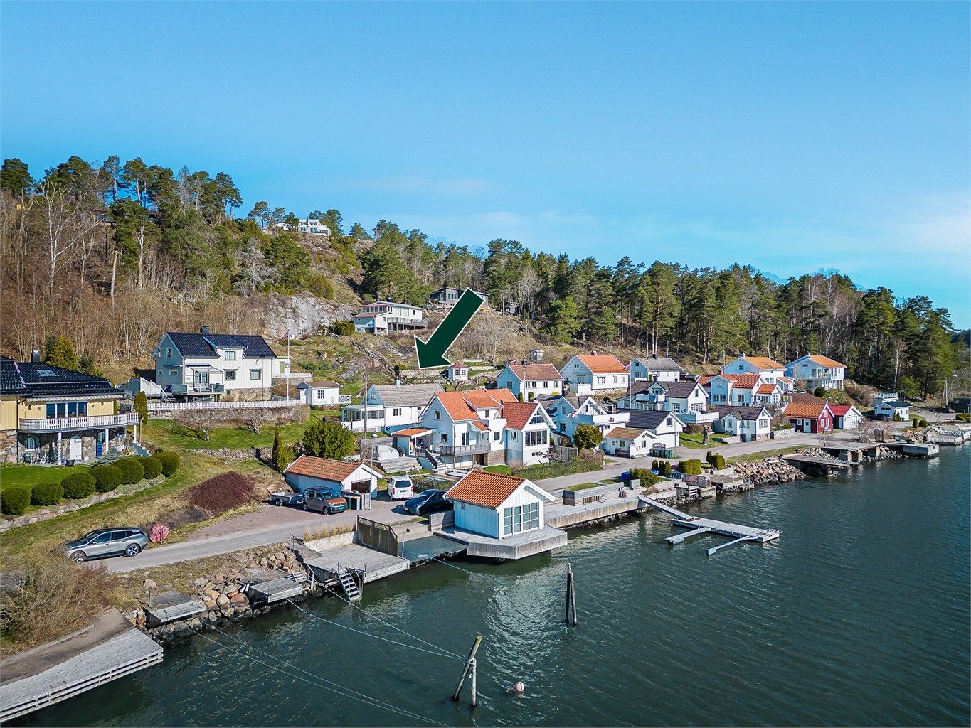 Koselig hytte med utsikt mot skjærgården og bryggeplass