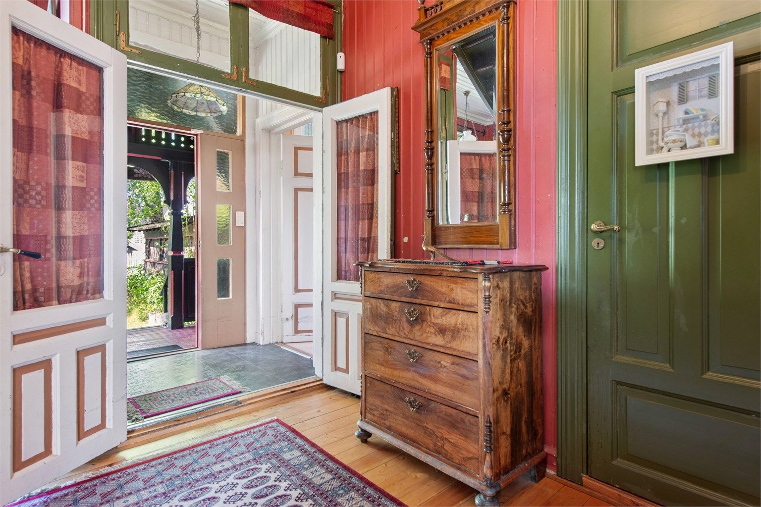 Romslig entré/gang med flotte dobbeltdører som gir et herskapelig preg. 