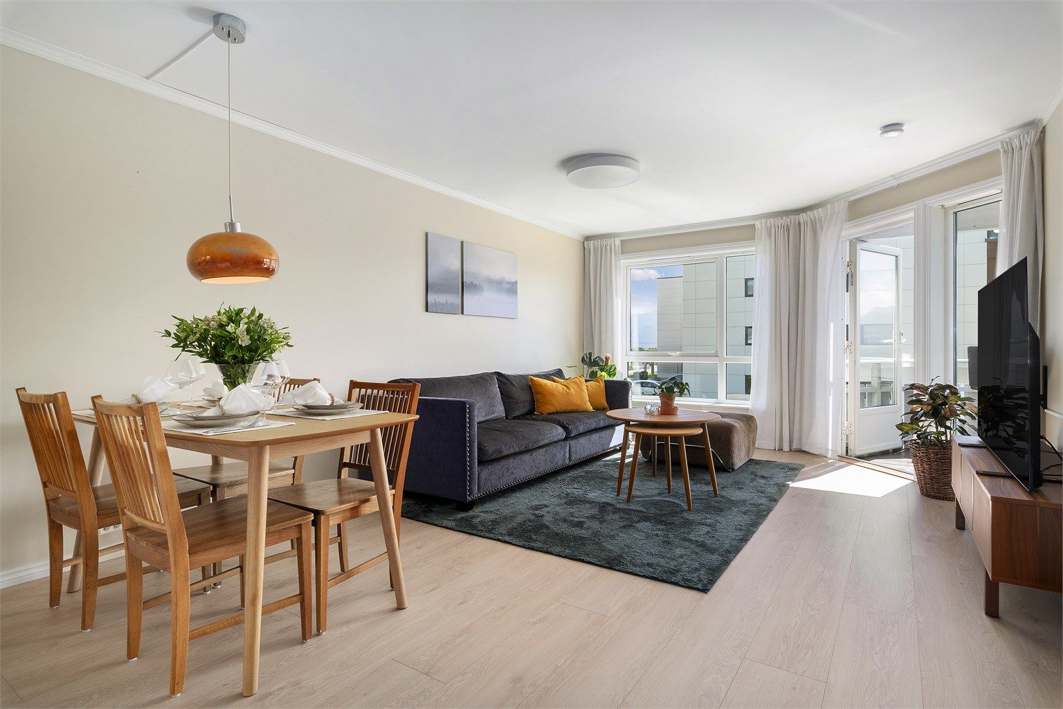 Her er god plass til å møblere med egen spisegruppe, i tillegg til sofa- og tvhjørne med tilhørende møblement