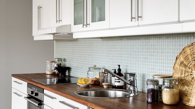 Mosaikkfliser, belysning og stikkontakter mellom benk og overskap