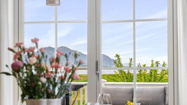 Terrassedøren fra 2025 binder ute og inne sammen på en naturlig måte.