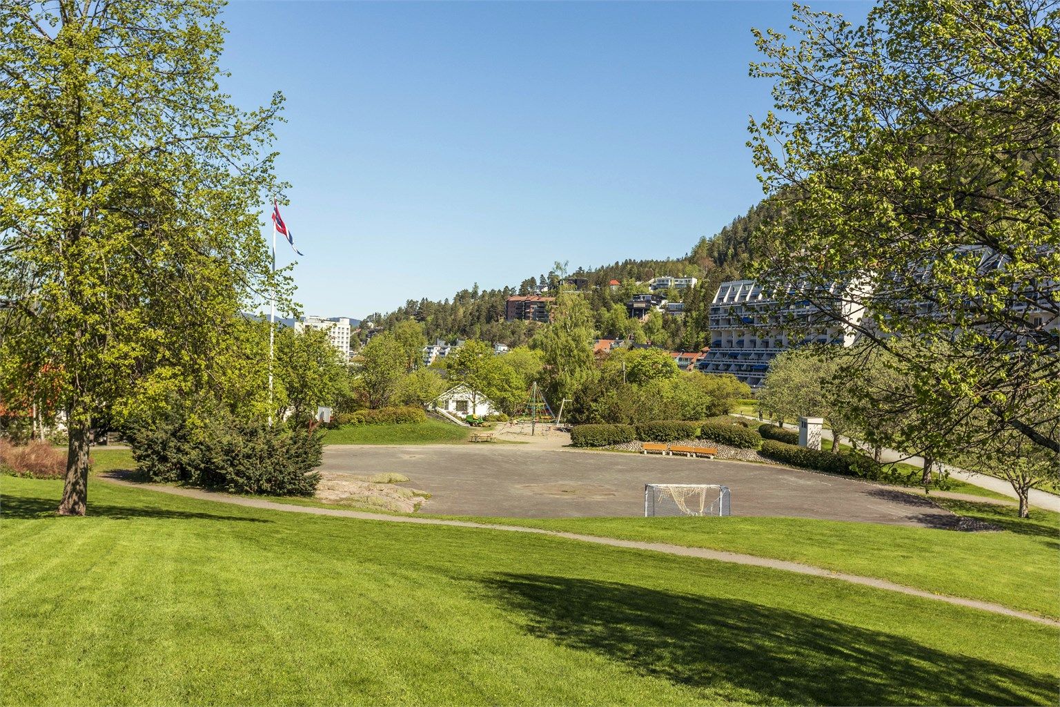 Alltid velstelte uteområder sørges for av sameiets vaktmester