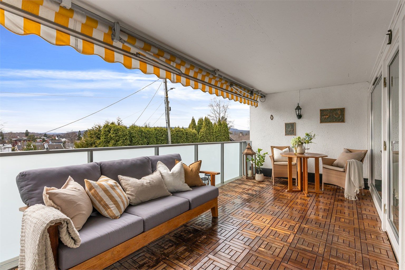 Leiligheten er på hele 140 kvm og stor terrasse med svært gode solforhold