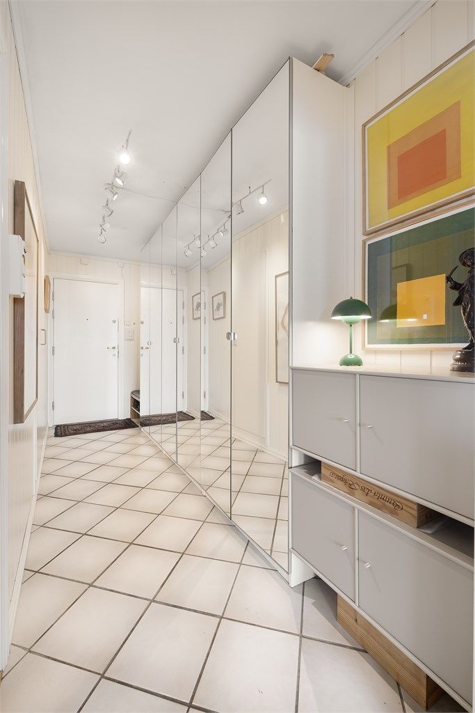 Større garderobeløsning i gangen.