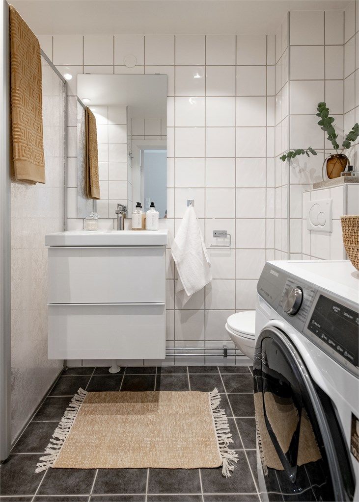  Praktisk veggmontert innredning med slette skuffefronter, vegghengt toalett og opplegg for vaskemaskin.