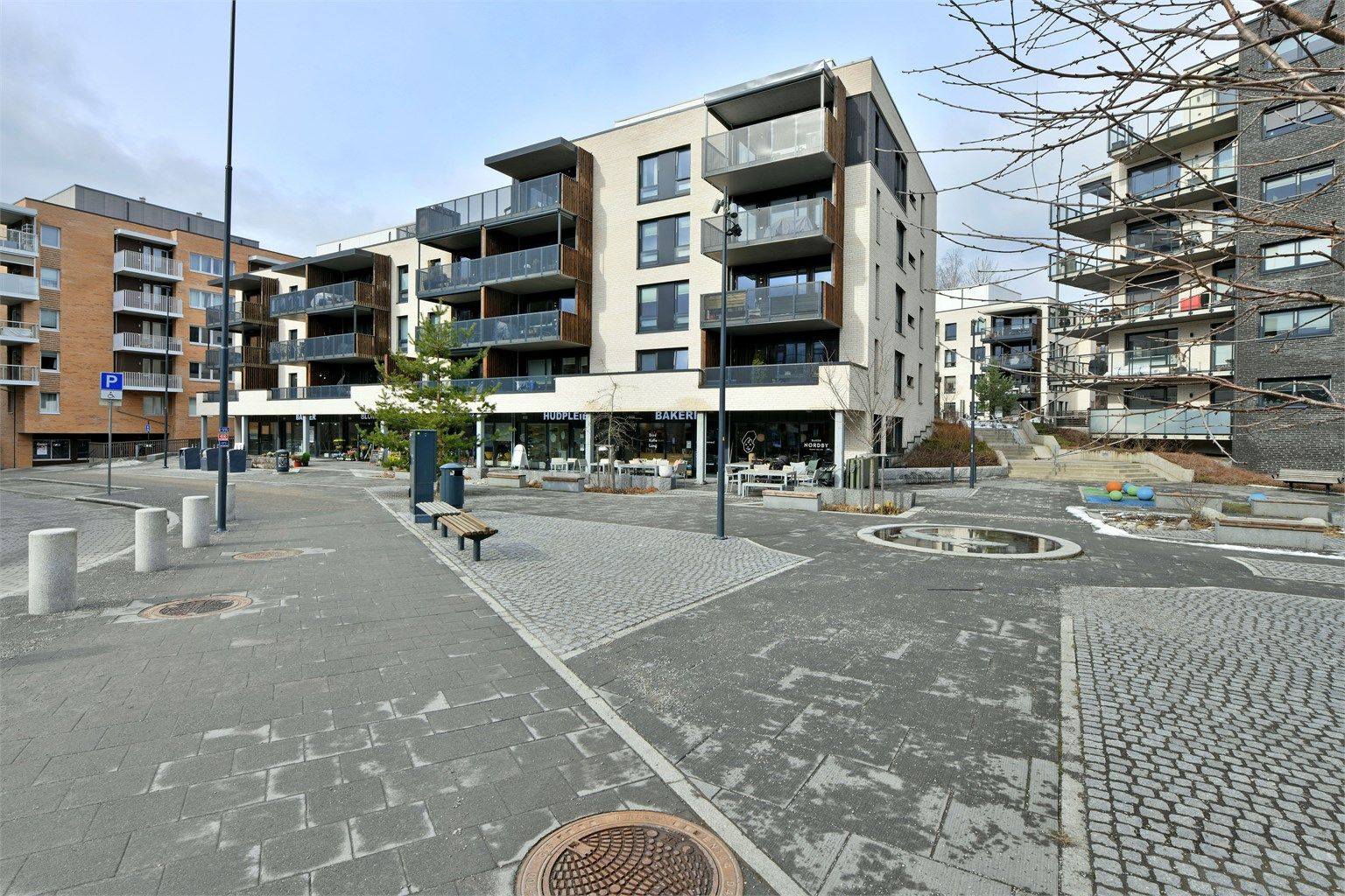 Myrvoll Torg ligger rett ved leiligheten- et trivelig boområde med bakeri, frisør, Kiwi (åpent alle dager 07-23 unntatt søndager)