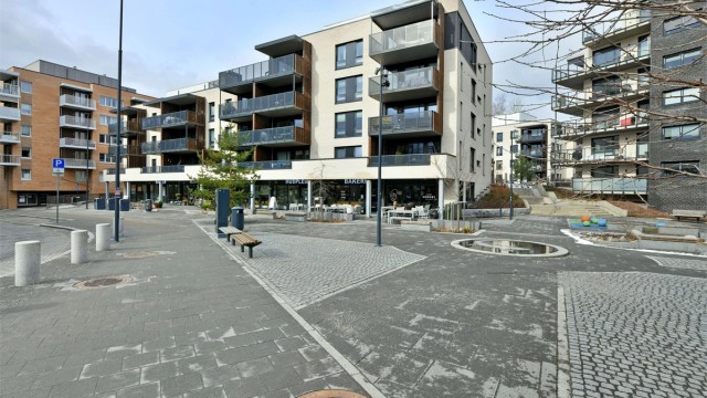 Myrvoll Torg ligger rett ved leiligheten- et trivelig boområde med bakeri, frisør, Kiwi (åpent alle dager 07-23 unntatt søndager)