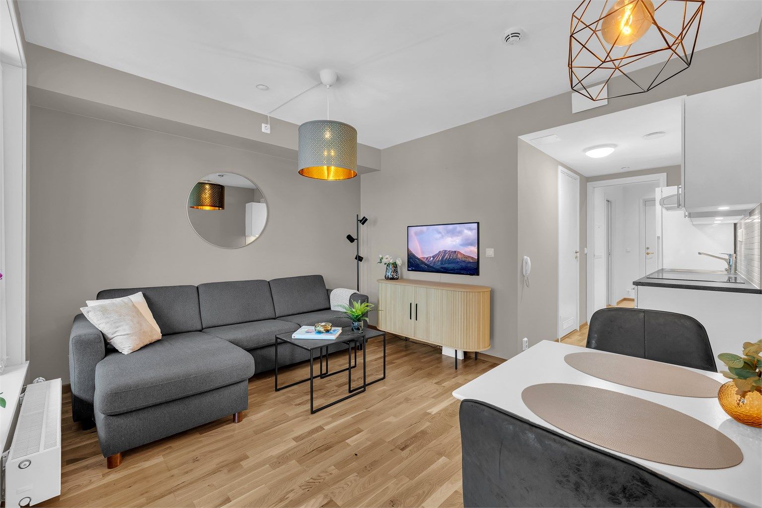 Flott 2-roms selveierleilighet sentralt på Åråsen. Romslig stue med god plass til sofa og spisebord