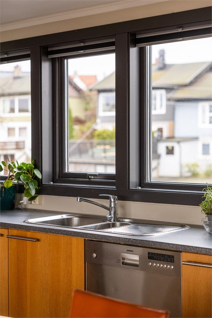 Vinduer med 2-lags glass fra 2003 gir godt med dagslys over arbeidsflatene.