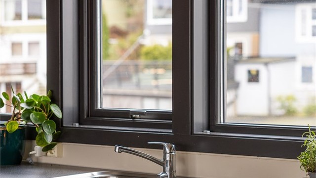 Vinduer med 2-lags glass fra 2003 gir godt med dagslys over arbeidsflatene.