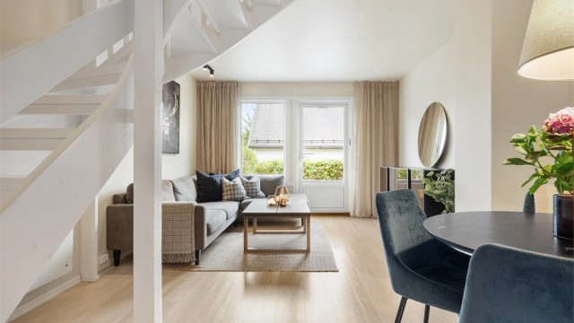 Lys og luftig stue med sofaområde samt spiseplass.