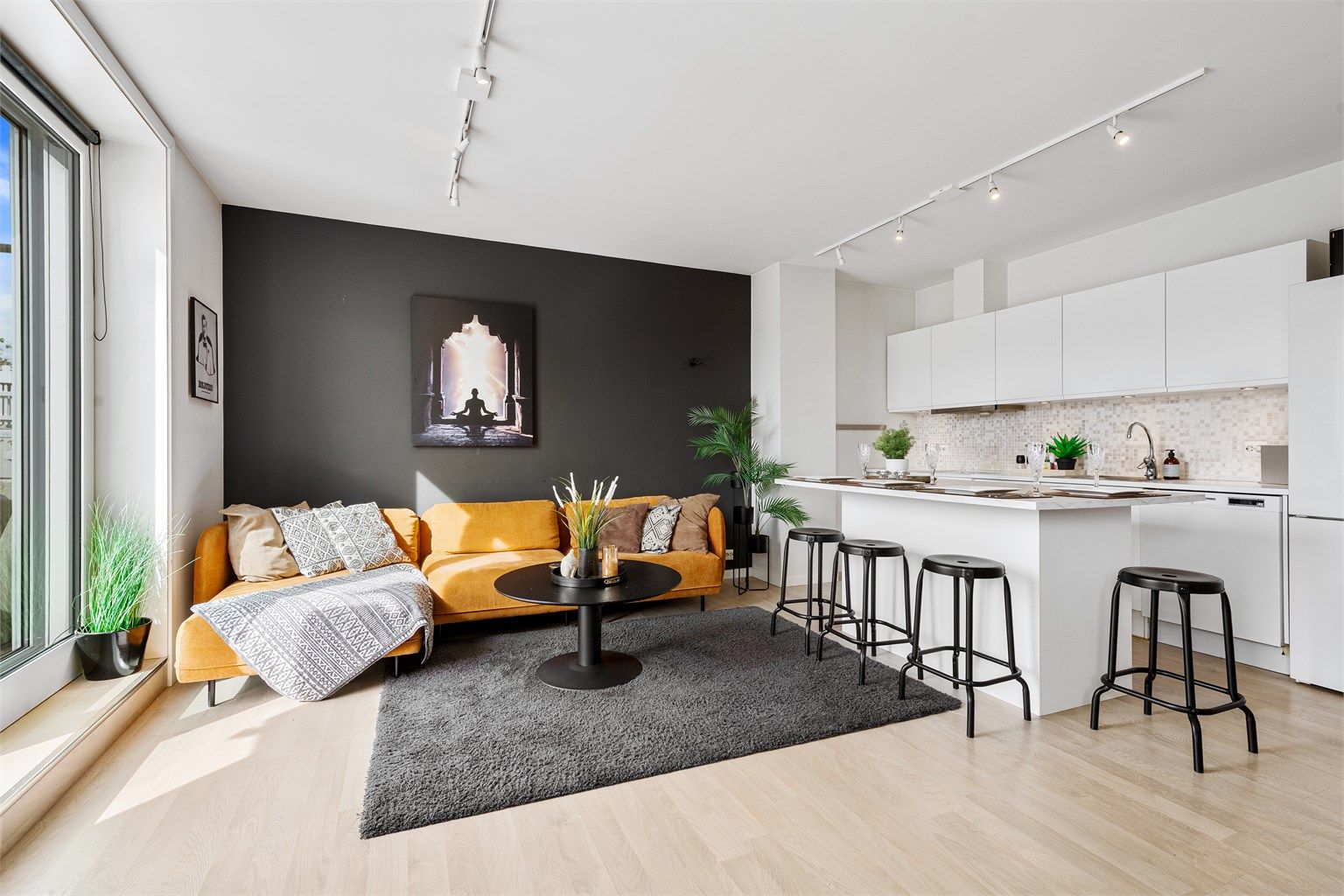 Stue og kjøkken i åpen løsning 