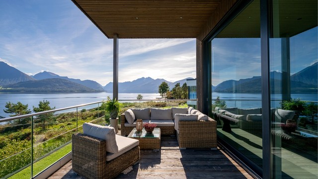 Balkongen har god plass til romslig sittegruppe og er utstyrt med utebelysning.