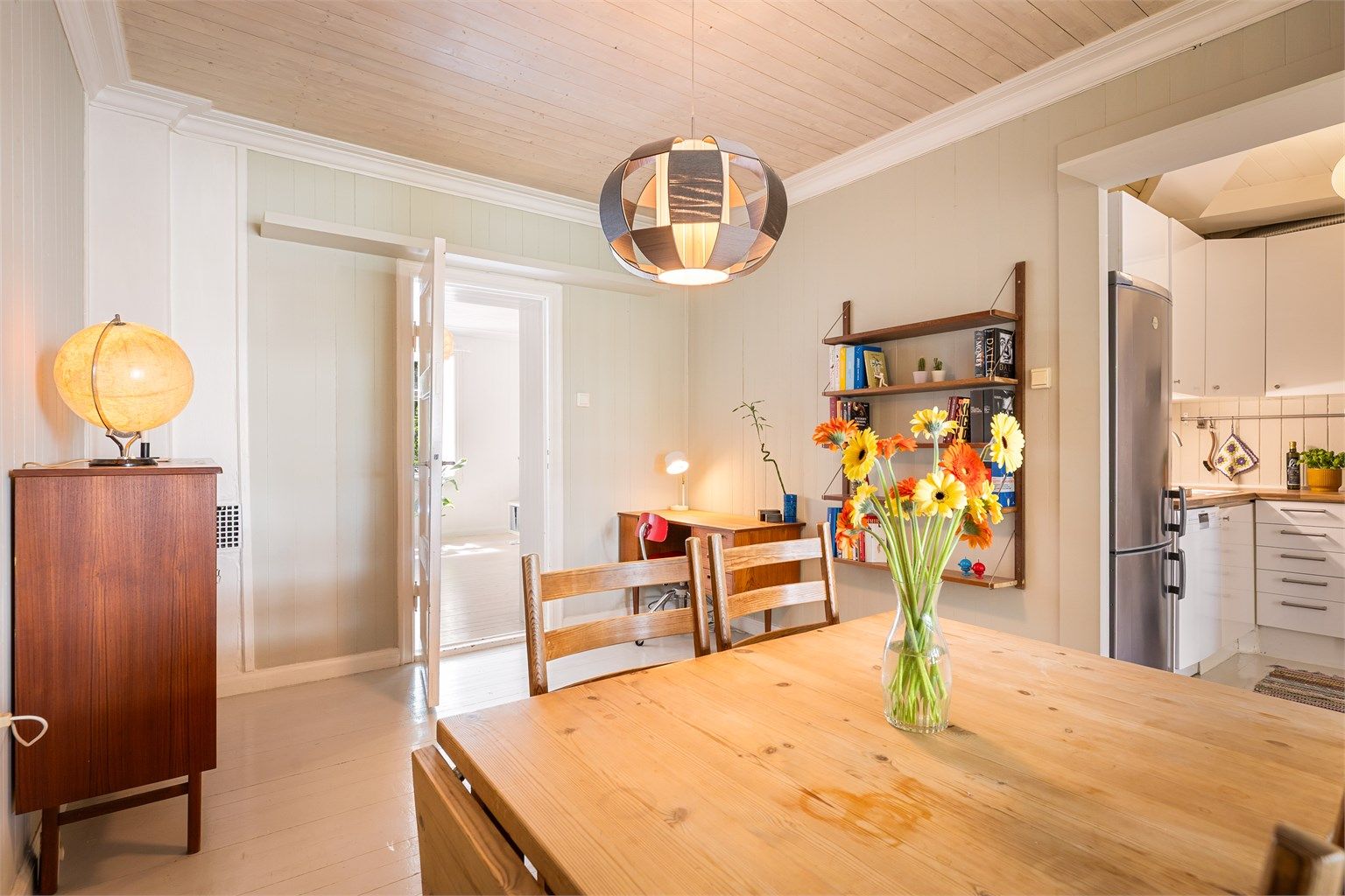 Fra spisestuen er det åpen tilgang til kjøkkenet, noe som skaper en god flyt mellom sonene.