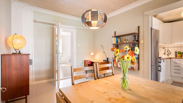 Fra spisestuen er det åpen tilgang til kjøkkenet, noe som skaper en god flyt mellom sonene.
