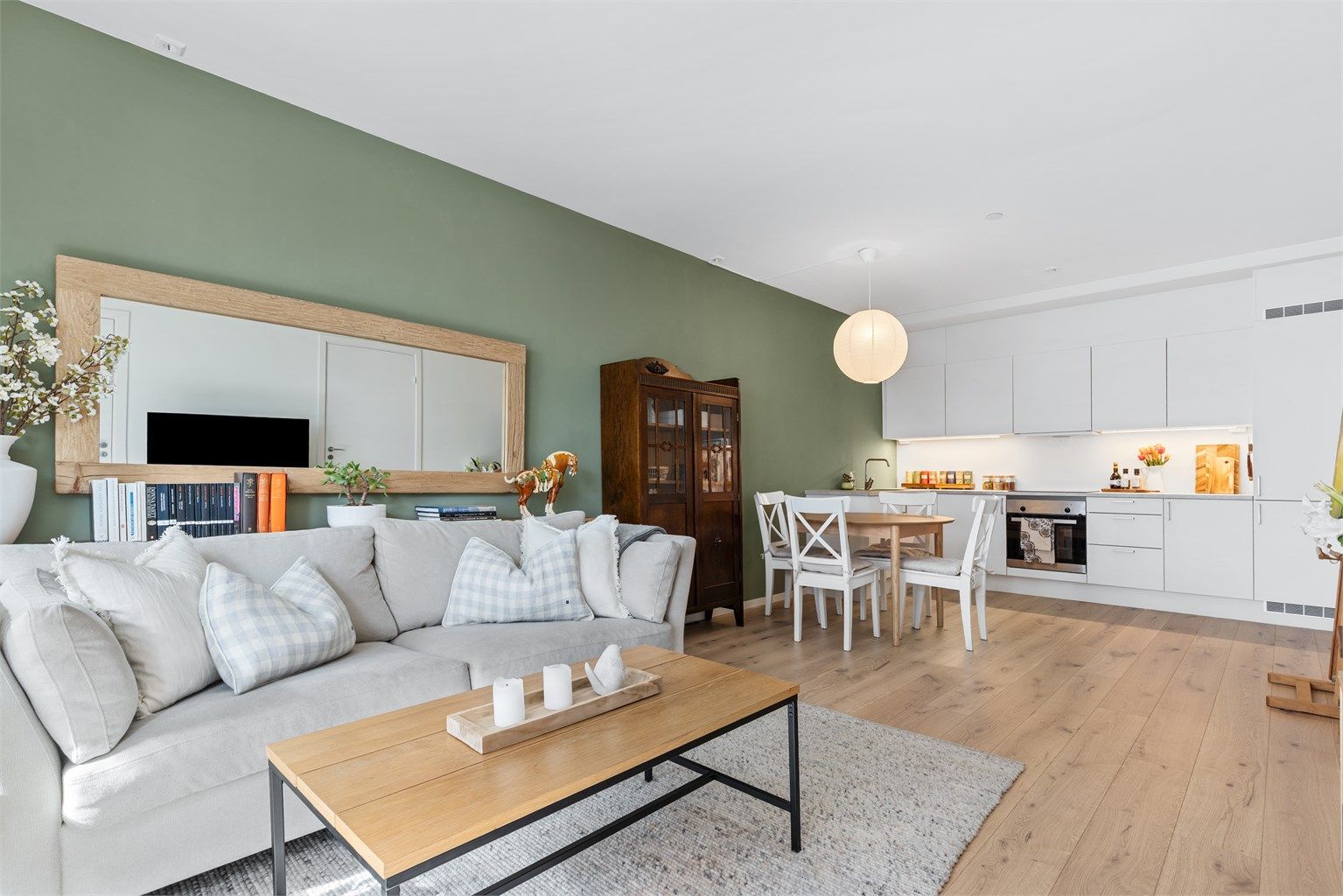 Det er åpen stue- og kjøkkenløsning i leiligheten, som skaper en god romfølelse.