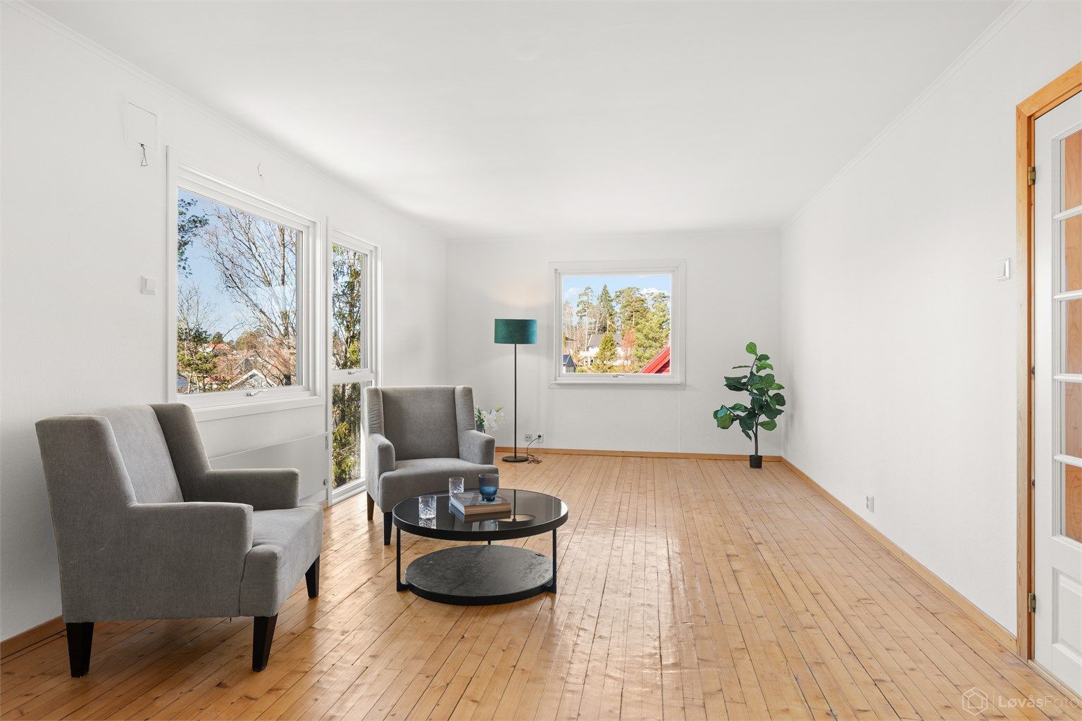 Lys stue/spisestue med utsyn over nabolaget