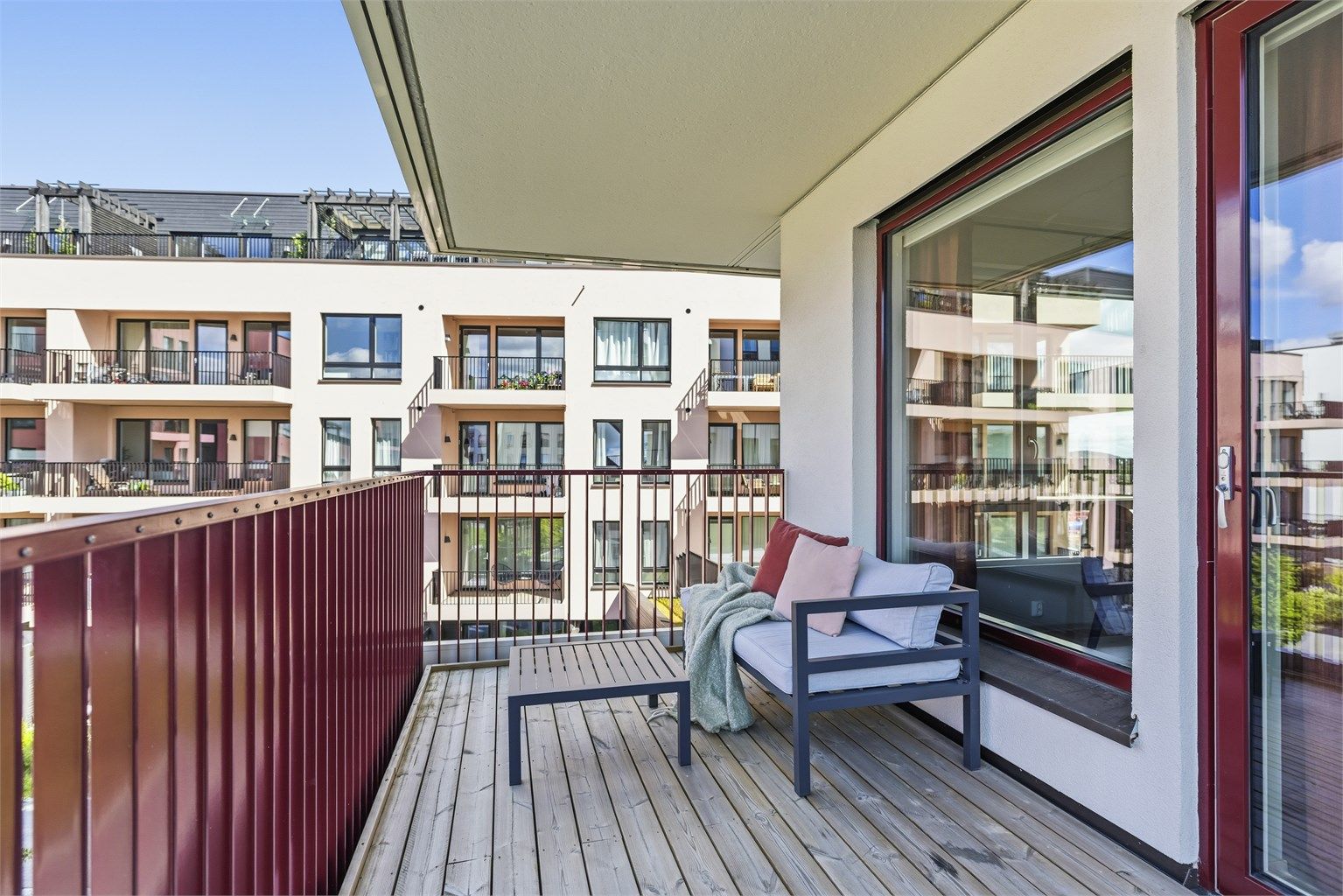 Balkongen størrelse og utforming gjør det enkelt å møblere slik man ønsker. Plass til blant annet utemøbler og grill. Balkongen har utelys og utestrøm. Rekkverk utført i stål/aluminium. Dekke oppforet med tregulv