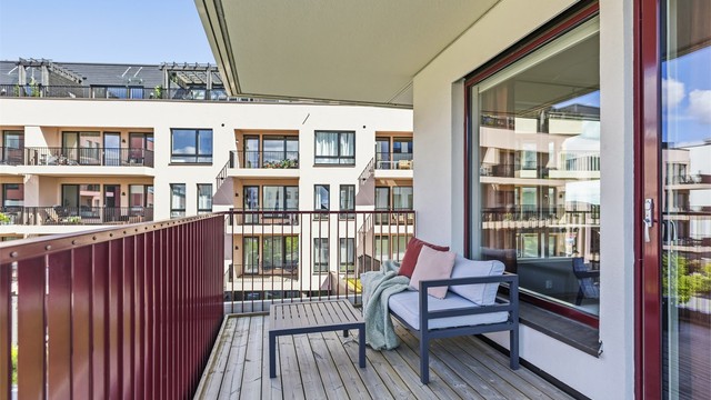 Balkongen størrelse og utforming gjør det enkelt å møblere slik man ønsker. Plass til blant annet utemøbler og grill. Balkongen har utelys og utestrøm. Rekkverk utført i stål/aluminium. Dekke oppforet med tregulv