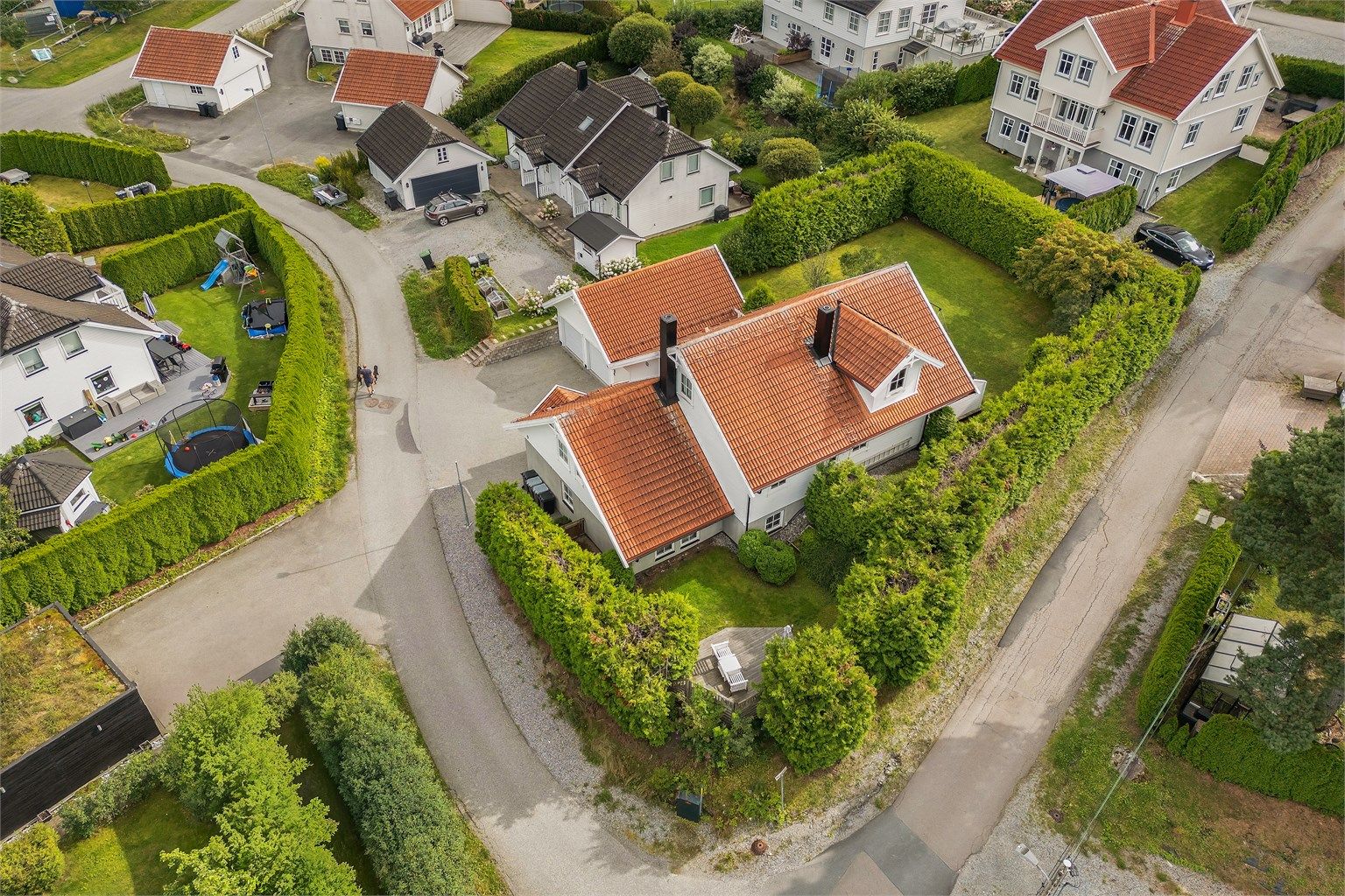 Persbakken er en rolig boligområde med kort gangavstand til barnehage, skoler og bussholdeplass.