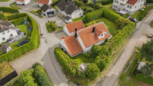 Persbakken er en rolig boligområde med kort gangavstand til barnehage, skoler og bussholdeplass.