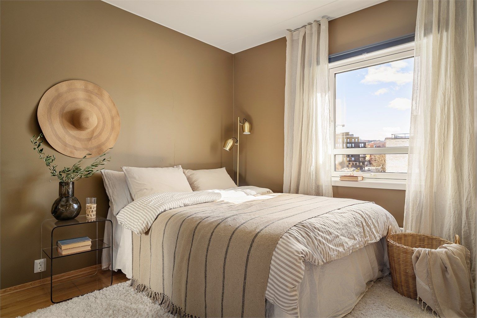 Soverommet har god plass til dobbeltseng og tilhørende møblement, med vindu som vender mot et rolig område.