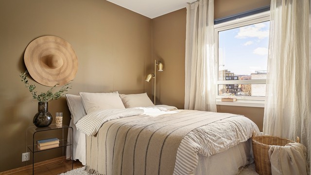 Soverommet har god plass til dobbeltseng og tilhørende møblement, med vindu som vender mot et rolig område.