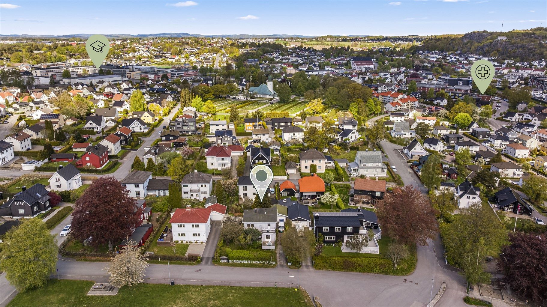 Det er kort vei til flere skoler, som Sandefjord Videregående som er markert i bildet. Ellers er det kort vei til Sandefjord SMS / legevakt og helsepark. 