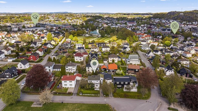 Det er kort vei til flere skoler, som Sandefjord Videregående som er markert i bildet. Ellers er det kort vei til Sandefjord SMS / legevakt og helsepark.