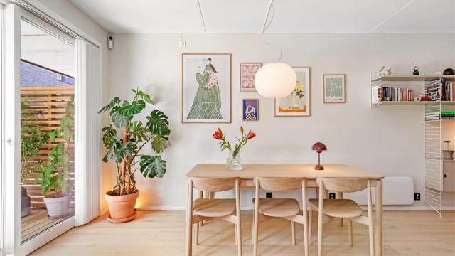 Materialvalg og løsninger er gjennomført i et tidsriktig uttrykk med parkettgulv, slette malte overflater med listefrie overganger til tak og gode lysforhold.