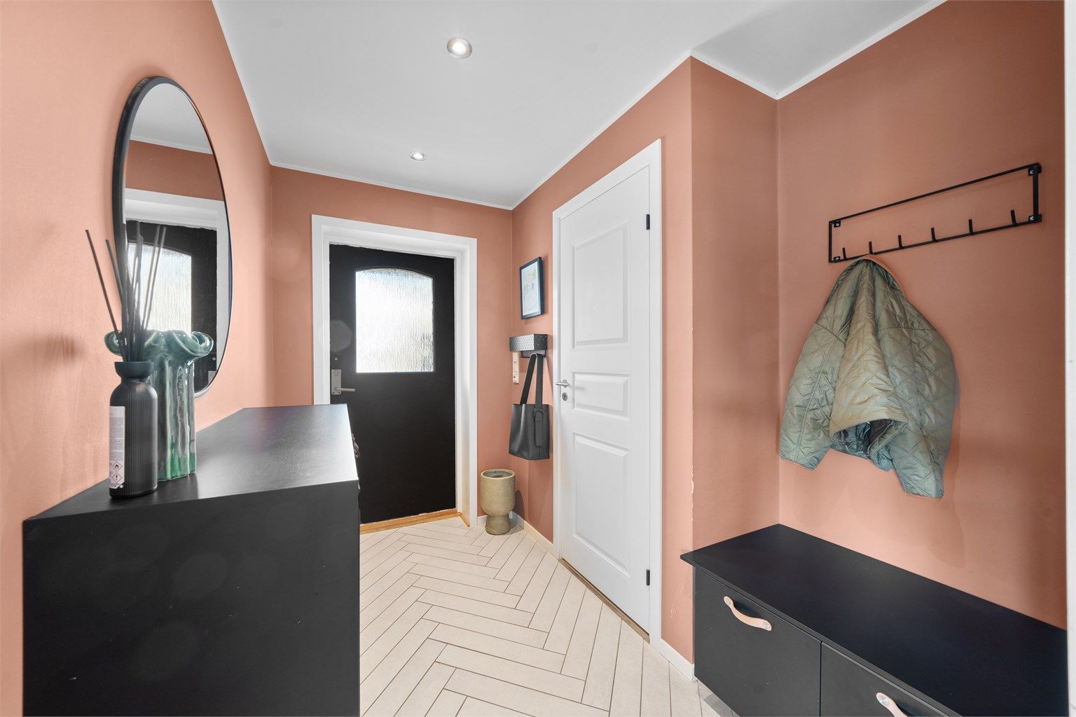 Velkommen inn! Entré og gang med plassbygget benk/skapsystem. Flislagt gulv med varme kommer godt med på kalde vinterdager. Inngang til wc.