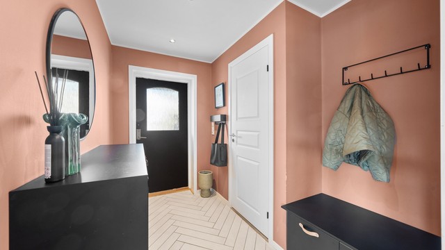 Velkommen inn! Entré og gang med plassbygget benk/skapsystem. Flislagt gulv med varme kommer godt med på kalde vinterdager. Inngang til wc.