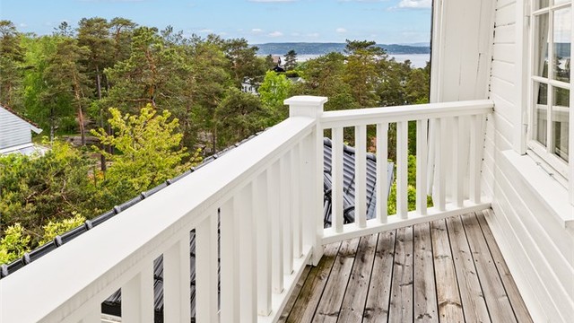 Utgang fra soverom 2 til sydvendt balkong på 3 kvm