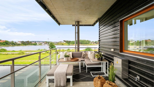 Helt unik frontleilighet over vannspeilet med nydelig sjøutsikt, to balkonger og garasje. Foto: Zovenfra AS