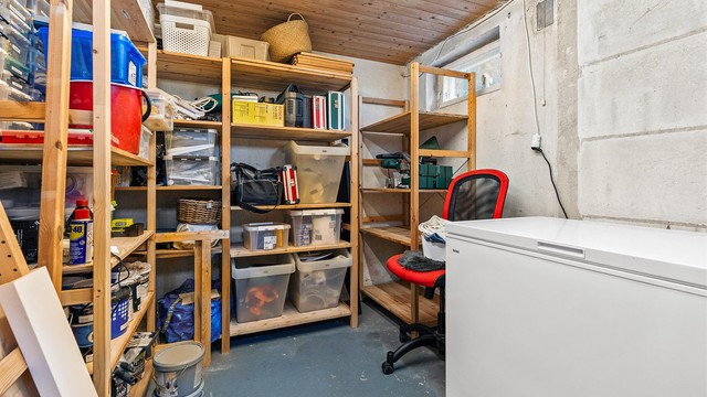 Det er godt med lagringsplass i boligens underetasje, i tillegg til kneloft i annen etasje.