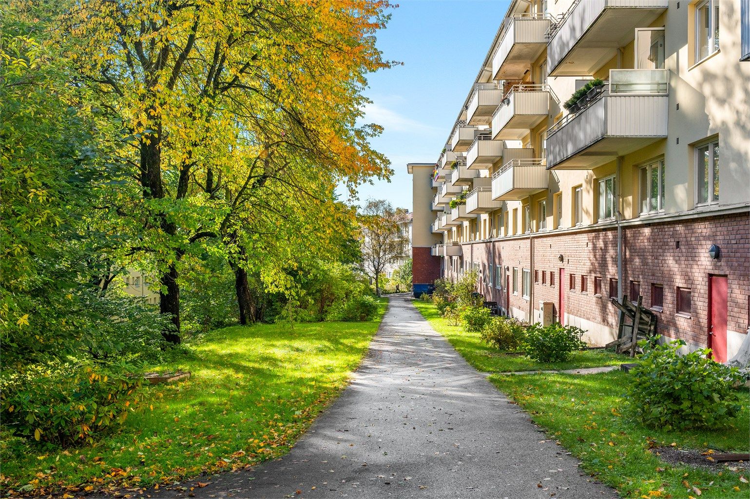 Fellesområde tilhørende borettslaget og uteområdet vedlikeholdes jevnlig.