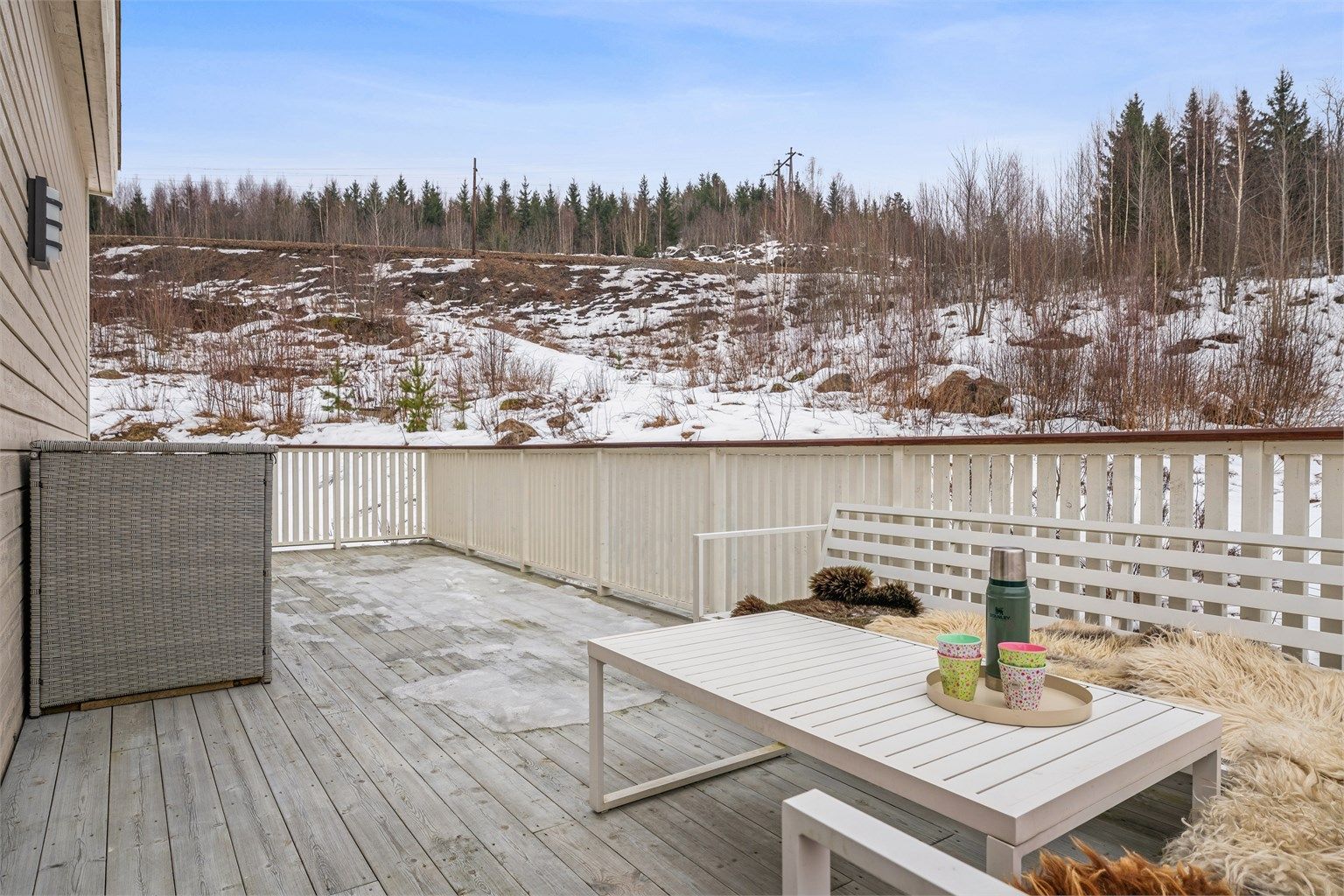 Her har man gode solforhold og rikelig med plass til utemøbler.