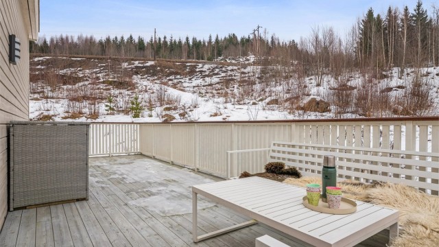 Her har man gode solforhold og rikelig med plass til utemøbler.