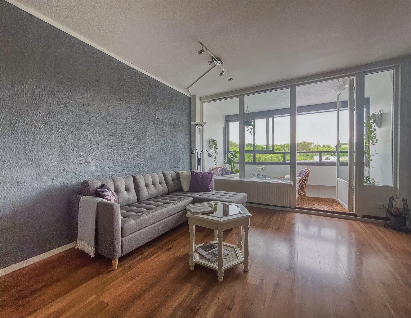 Stuen er romslig og har direkte utgang til innglasset balkong. 