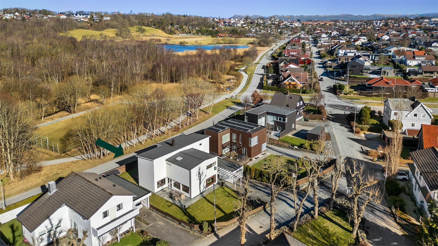 Velkommen til Stephan Sindings vei, en meget flott enebolig med gjennomgående høy standard, bygget i 2012, tegnet av Sjo Fasting. Like v/ Lille Stokkavann.