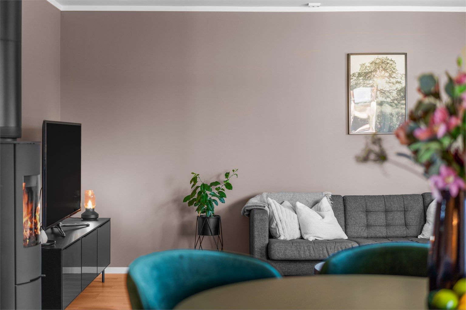 Pent parkettgulv og vegger malt i moderne, duse farger byr på en avslappende romfølelse