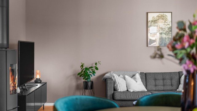 Pent parkettgulv og vegger malt i moderne, duse farger byr på en avslappende romfølelse