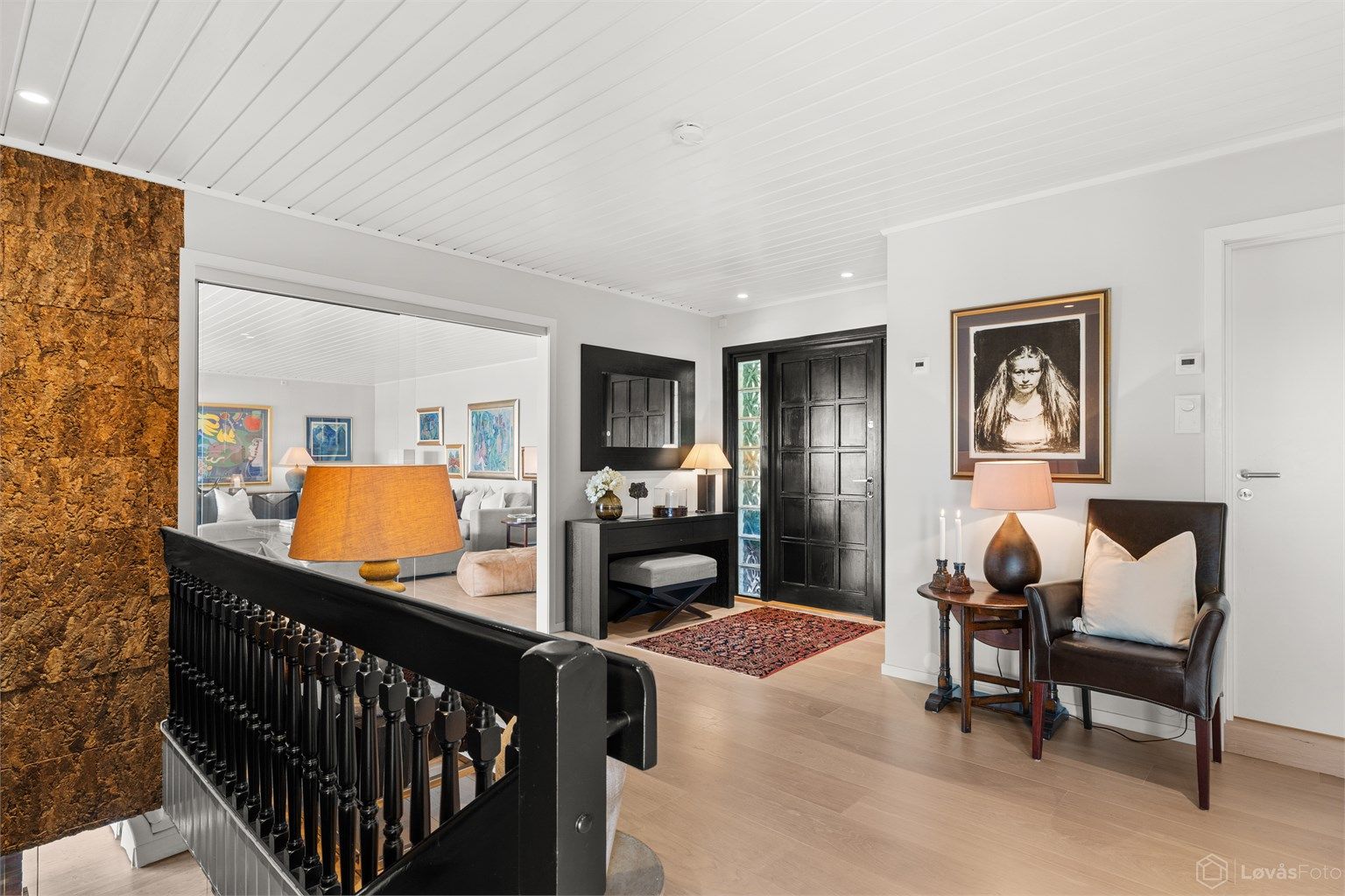 Romslig entré/hall som ble pusset opp i 2015 ble bl.a. 1-stavs eikeparkett på gulvet og downlights i himling. Fra hallen er det glassdører inn til alle tilstøtende rom (foruten til badet) som gir hallen godt med lys, samt at du kan se den flotte utsikten