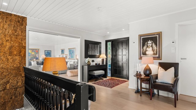 Romslig entré/hall som ble pusset opp i 2015 ble bl.a. 1-stavs eikeparkett på gulvet og downlights i himling. Fra hallen er det glassdører inn til alle tilstøtende rom (foruten til badet) som gir hallen godt med lys, samt at du kan se den flotte utsikten