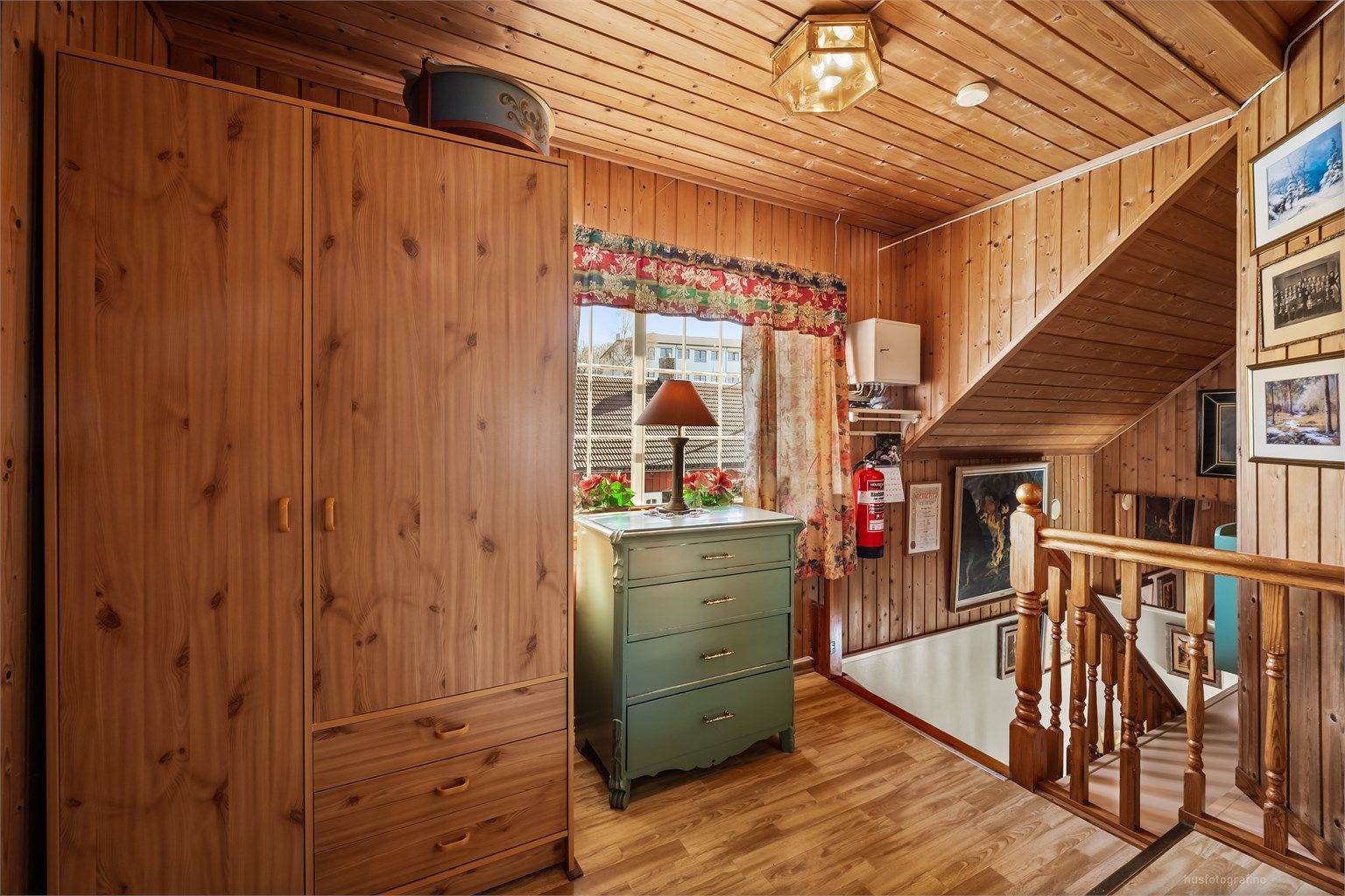 Gangen i andre etasje gir tilgang til begge soverommene og har en trapp opp til et kaldtloft.