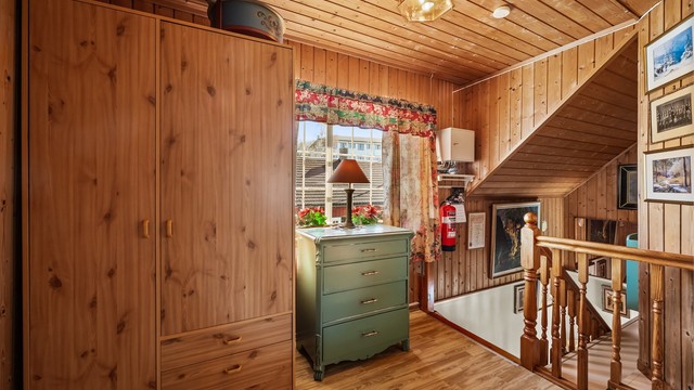 Gangen i andre etasje gir tilgang til begge soverommene og har en trapp opp til et kaldtloft.