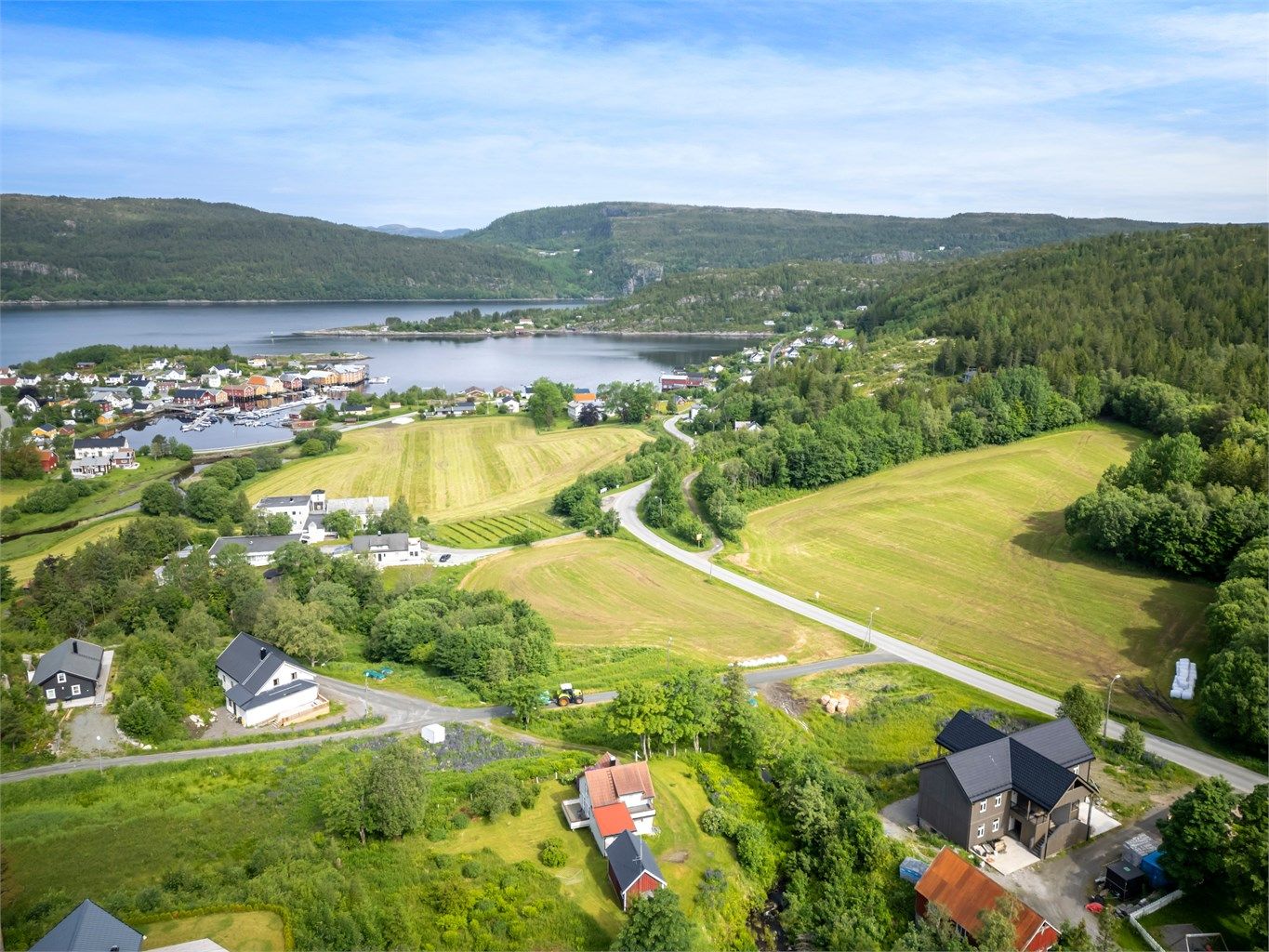 Nærmeste skole er Mælan skole (1-10. trinn). Åfjord og Fosen videregående skoler når du også innen ca. 30 minutter med bil. Fagerbakken barnehage ligger kun et steinkast unna, og mathandelen kan du ta på Coop Marked Råkvåg, kun 12 minutters gange unna.